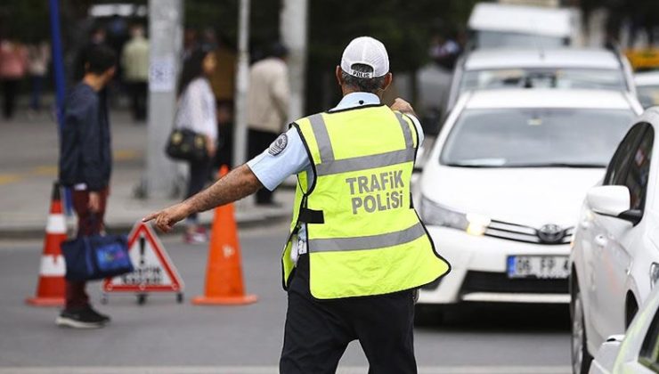 Trafikte Cep Telefonu Kullanma Cezası 2026: Sürücü Ceza Puanı ve Kamera Tespiti